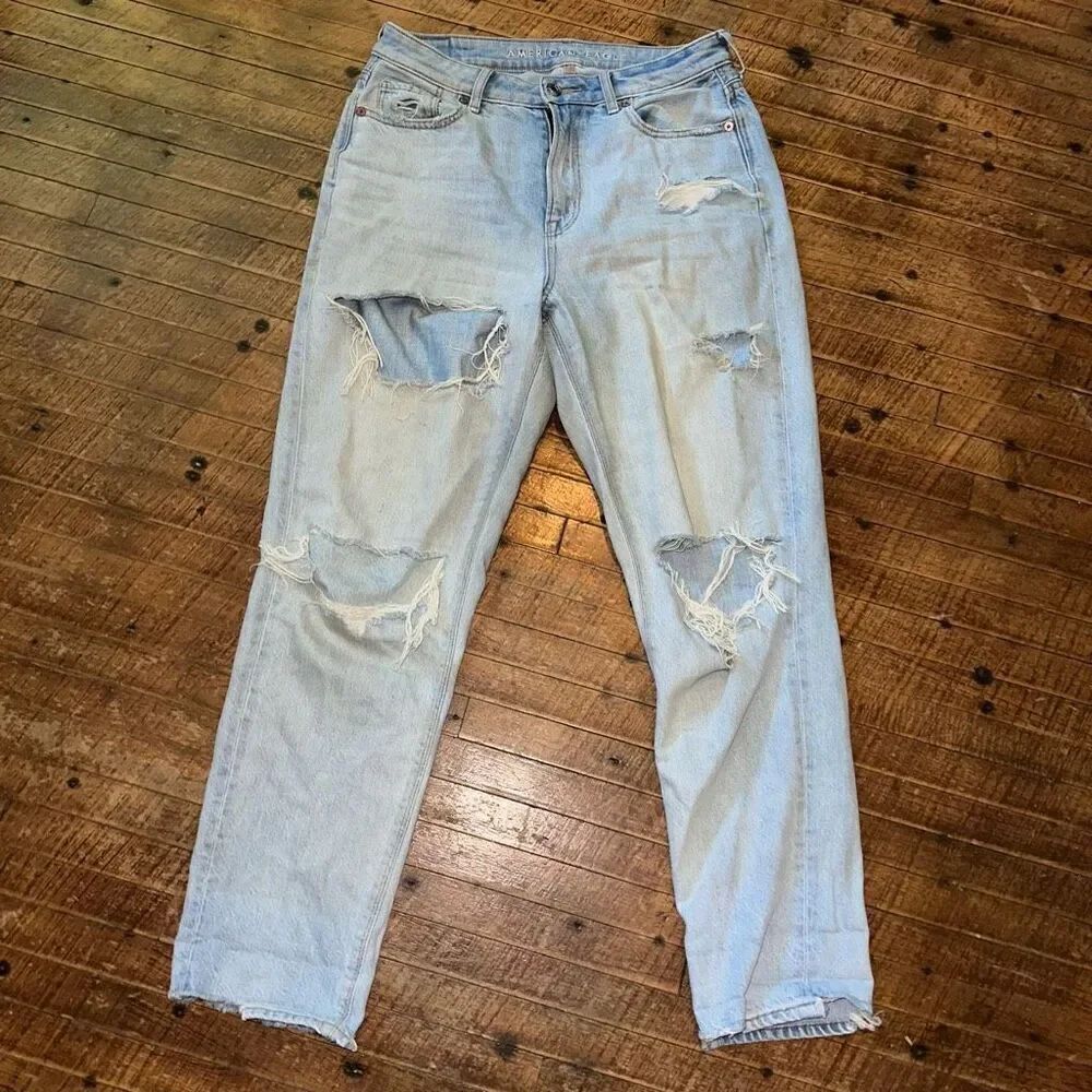 American Eagle destroyed light wash size 4 relaxed Mom Jeans